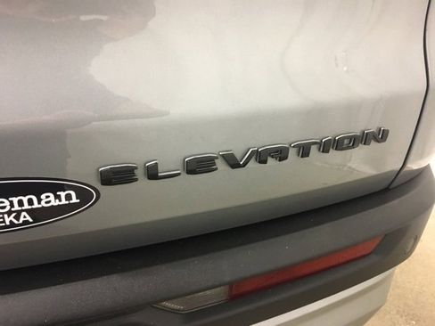 Used 2025 GMC Acadia Elevation image 13