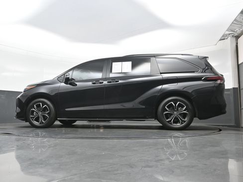 Used 2025 Toyota Sienna Platinum AWD/4WD image 32