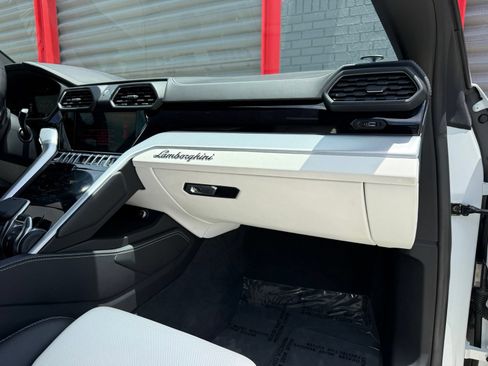 Used 2022 Lamborghini Urus AWD/4WD image 43