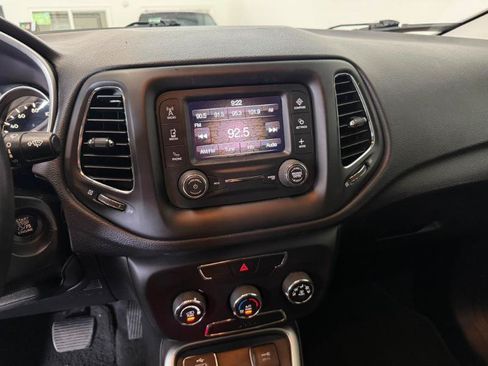 Used 2018 Jeep Compass Latitude FWD image 14