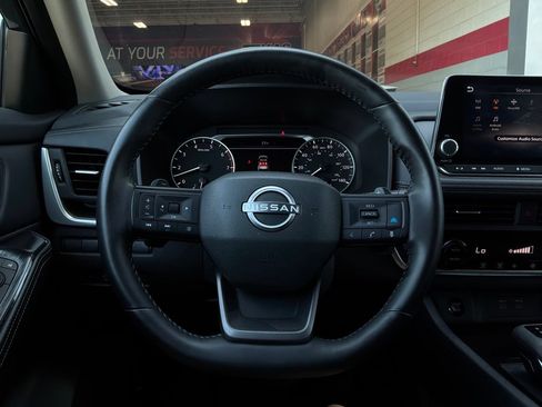 Used 2025 Nissan Rogue SV FWD image 34