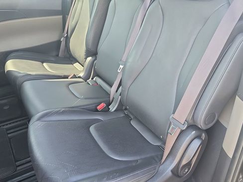 Used 2025 Kia Carnival FWD image 26