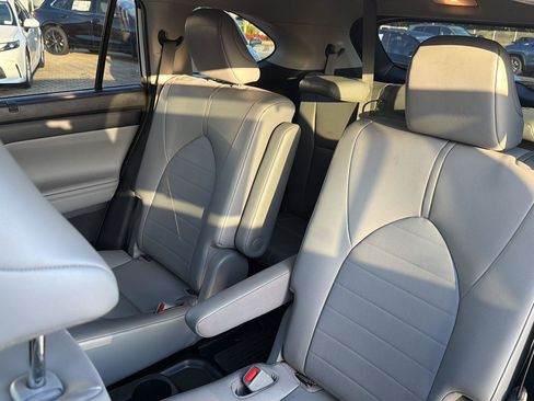 Certified 2021 Toyota Highlander XLE FWD image 32