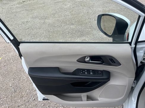 Used 2023 Chrysler Pacifica Touring-L FWD image 19