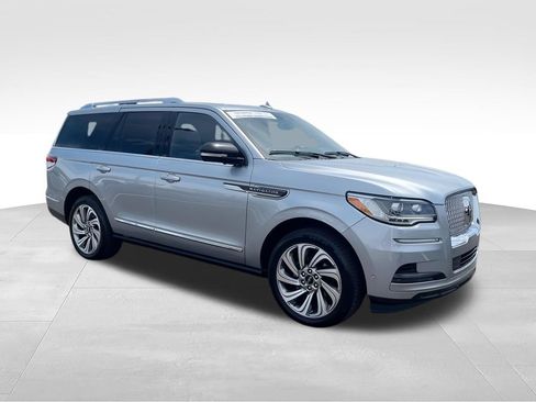 Used 2023 Lincoln Navigator Reserve AWD/4WD image 2