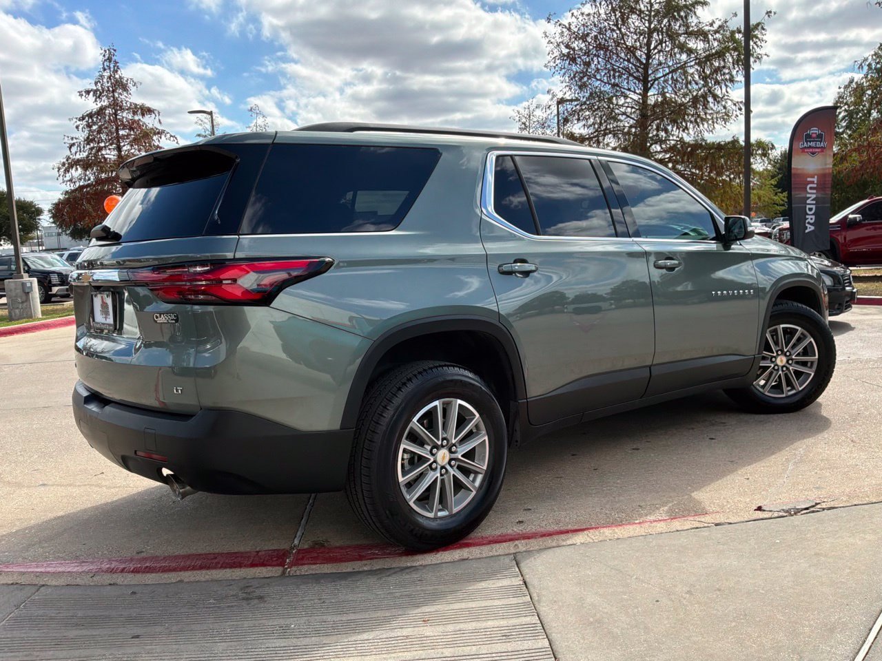Used 2023 Chevrolet Traverse LT FWD image 6