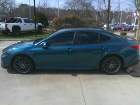 Used 2025 Toyota Camry SE w/ Convenience Package image 9