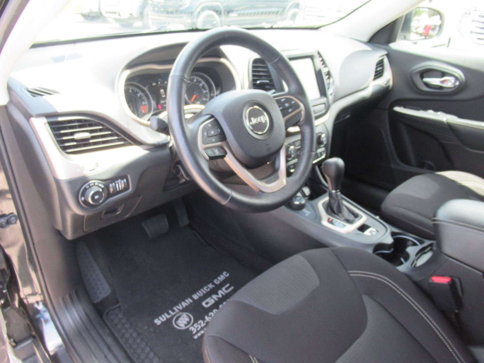 Used 2015 Jeep Cherokee Latitude w/ Cold Weather Group AWD/4WD image 17