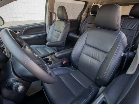 Used 2017 Toyota Sienna SE w/ SE Preferred Package image 15