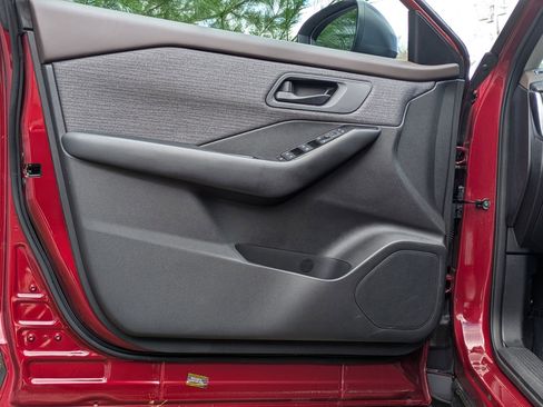 Used 2023 Nissan Rogue S image 11