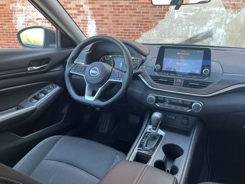 Used 2025 Nissan Altima 2.5 SV FWD image 32