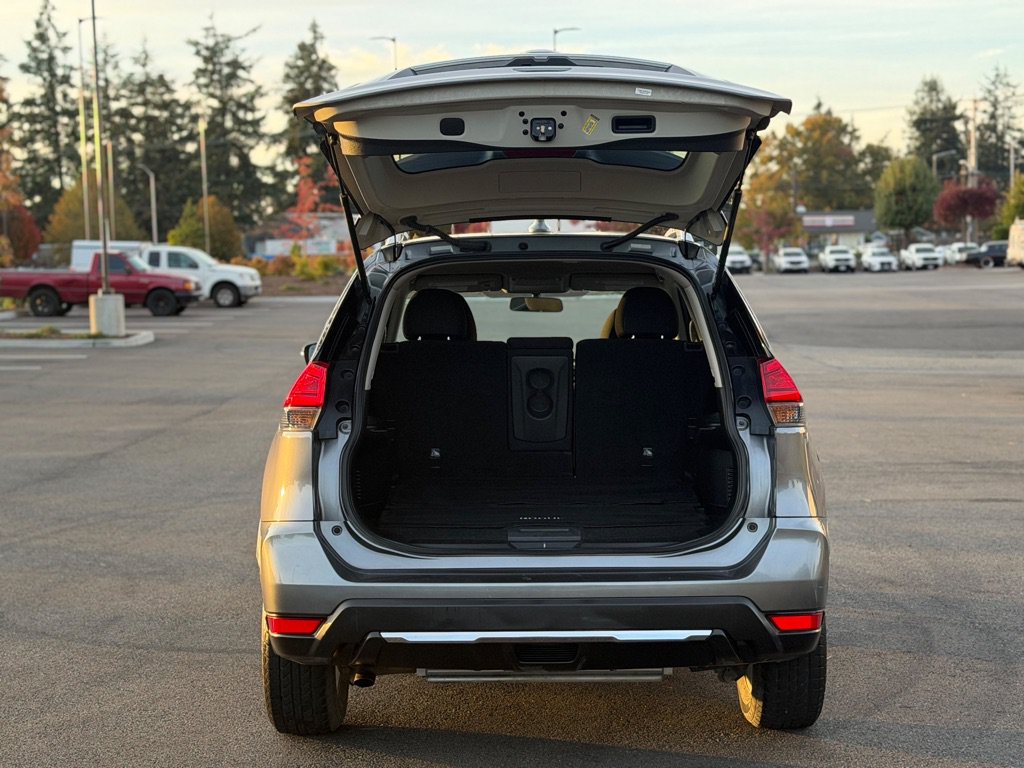 Used 2017 Nissan Rogue SV FWD image 4