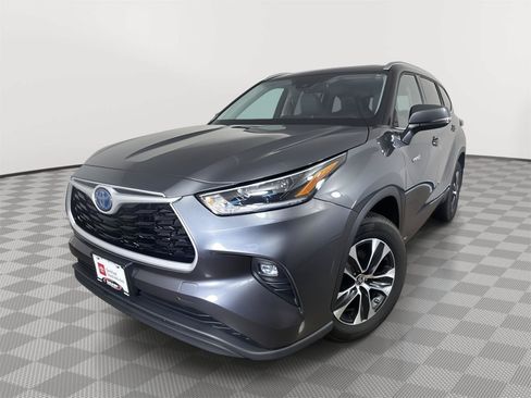 Used 2021 Toyota Highlander XLE AWD/4WD image 1
