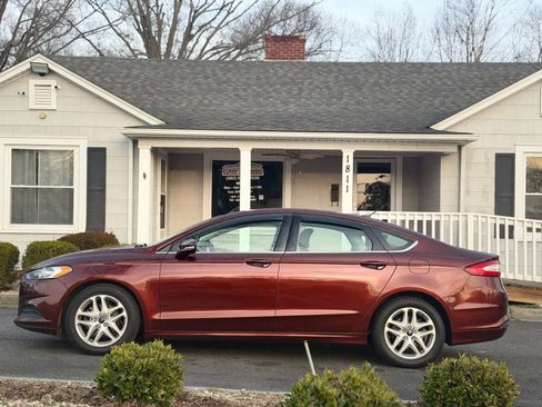 Used 2016 Ford Fusion SE FWD image 3