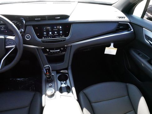 New 2025 Cadillac XT6 Luxury image 9