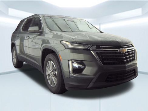 Used 2023 Chevrolet Traverse LT image 2