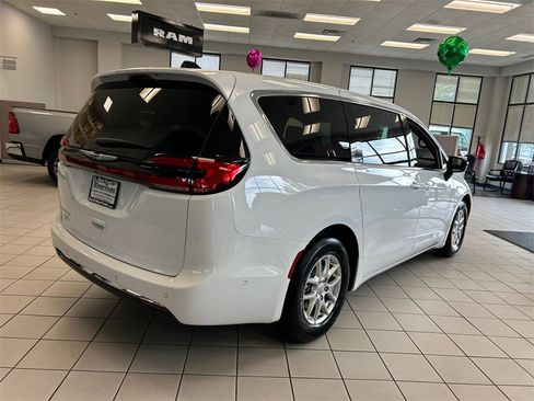 New 2025 Chrysler Pacifica Select image 6