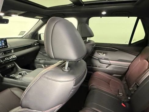 Used 2025 Honda Pilot Black Edition image 38