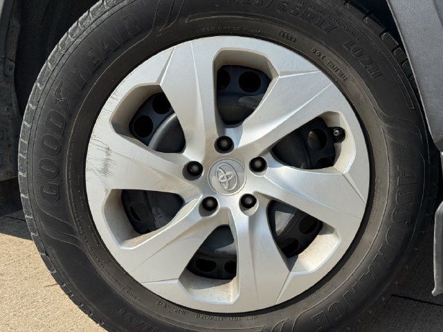 Used 2020 Toyota RAV4 LE FWD image 9