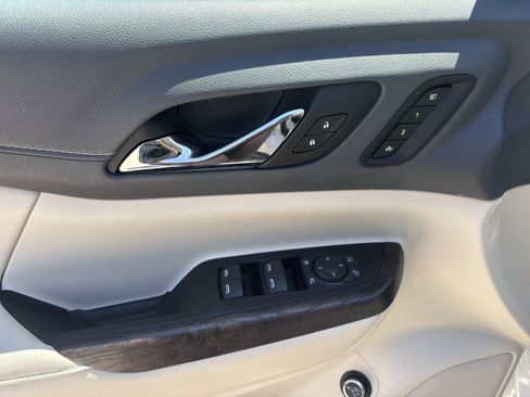 Used 2023 GMC Acadia Denali w/ Denali Ultimate Package FWD image 13