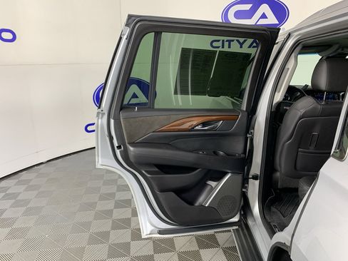Used 2019 Cadillac Escalade Luxury image 31