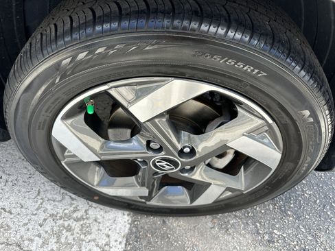 Used 2023 Hyundai Venue Limited FWD image 3