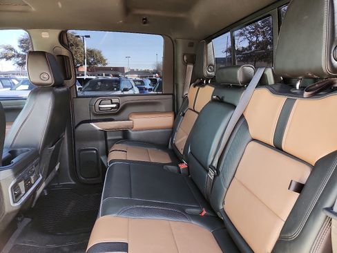 Used 2021 Chevrolet Silverado 2500 High Country w/ Technology Package image 11