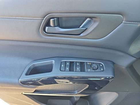 Used 2024 Nissan Pathfinder SV image 32