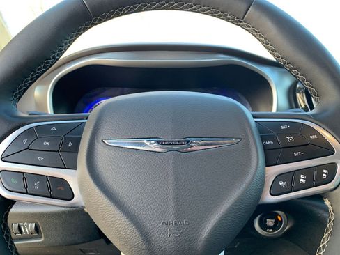 Used 2025 Chrysler Pacifica Select image 30