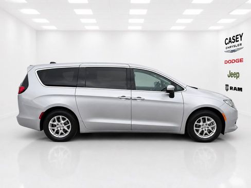 Used 2021 Chrysler Voyager LX w/ Cold Weather Group FWD image 5