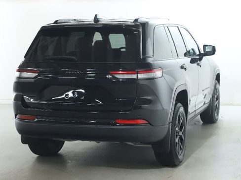 Used 2025 Jeep Grand Cherokee Altitude AWD/4WD image 46