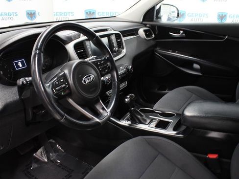 Used 2017 Kia Sorento LX w/ LX Convenience Package image 7