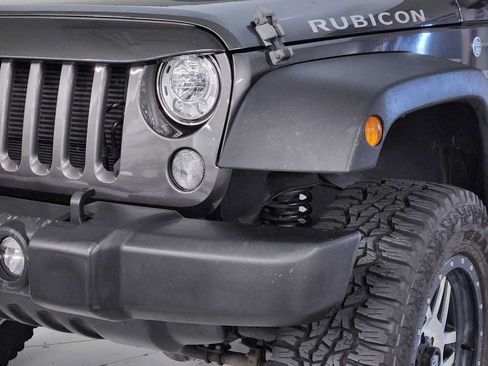 Used 2018 Jeep Wrangler Unlimited Rubicon w/ Connectivity Group AWD/4WD image 12
