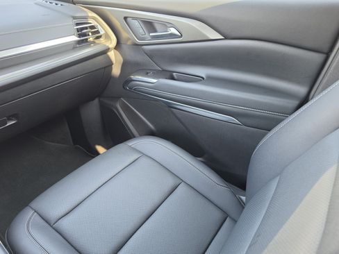 Used 2025 Chevrolet Traverse LT FWD image 21