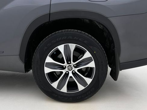 Used 2023 Toyota Highlander XLE image 27