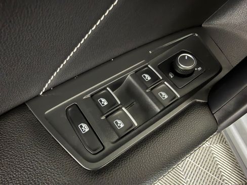 Used 2022 Volkswagen Tiguan SE FWD image 10