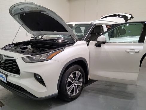 Used 2020 Toyota Highlander XLE AWD/4WD image 8