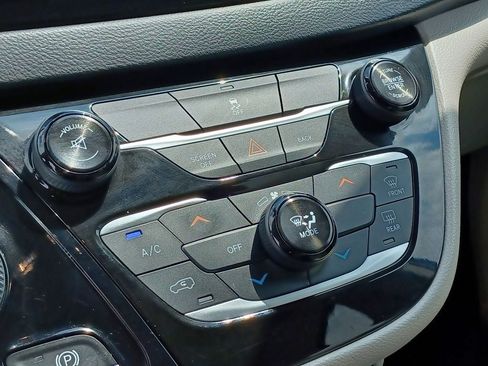Used 2017 Chrysler Pacifica Touring FWD image 19