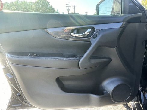 Used 2019 Nissan Rogue SV image 11