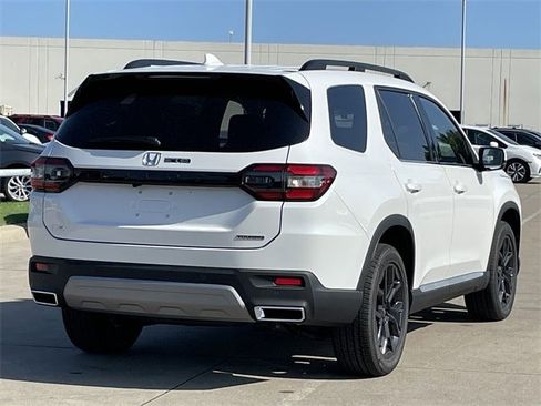 New 2025 Honda Pilot Touring image 4