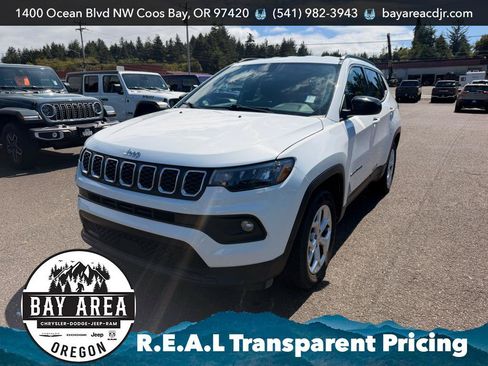 Used 2024 Jeep Compass Latitude AWD/4WD image 1
