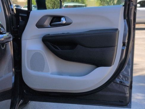 Used 2023 Chrysler Pacifica Touring-L image 19