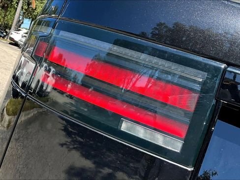 Used 2023 Land Rover Discovery Metropolitan Edition image 28