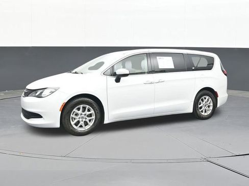 Used 2022 Chrysler Voyager LX FWD image 7