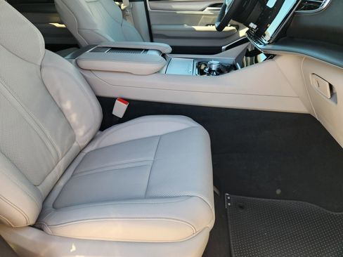 New 2026 Jeep Grand Wagoneer Limited AWD/4WD image 13