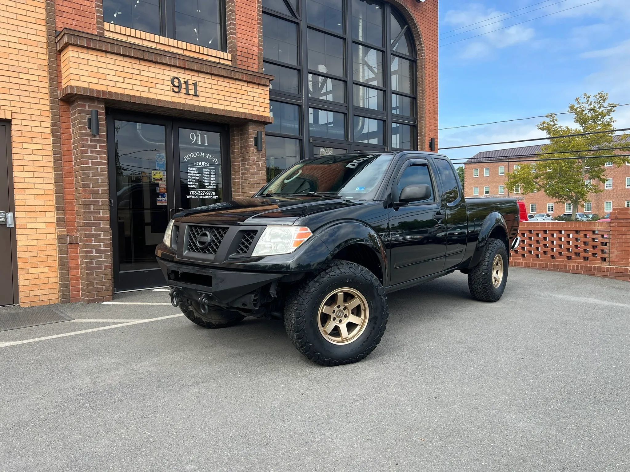 Used 2011 Nissan Frontier SV AWD/4WD image 2