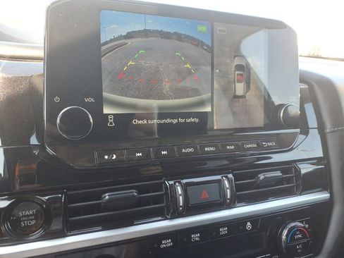 Used 2025 Nissan Pathfinder SL image 17