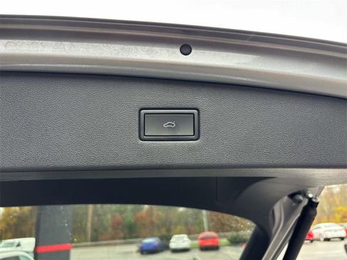 Used 2024 Volkswagen Tiguan SE image 16