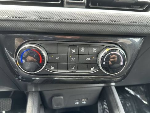 Used 2024 Chevrolet TrailBlazer LT w/ LT Cold Weather Package FWD image 19