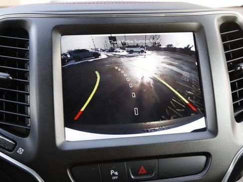 Used 2019 Jeep Cherokee Trailhawk image 29